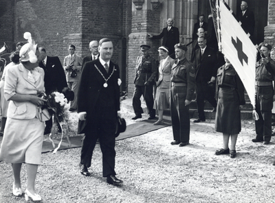405199 Afbeelding van het bezoek van Koningin Juliana aan de Cunerakerk te Rhenen, met rechts van de Koningin ...